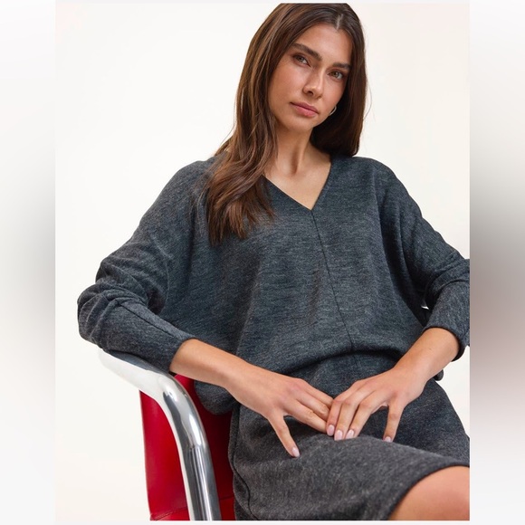 💕3/$25💕 Reitmans Long-Sleeve V-Neck Semi-Fitted Sweater - Picture 1 of 8